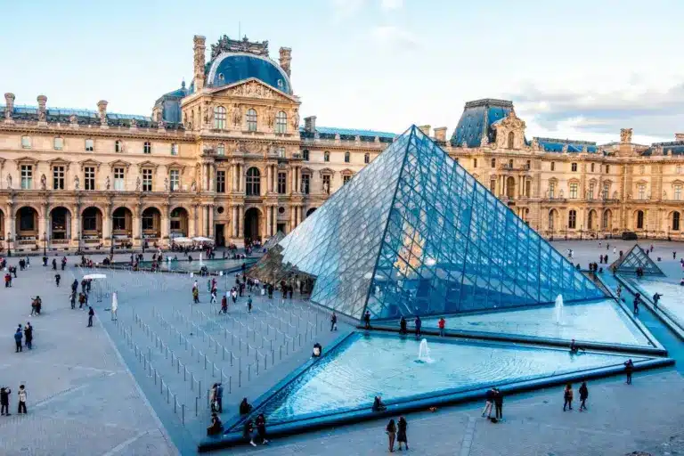 paris-louvre-pyramid-hd